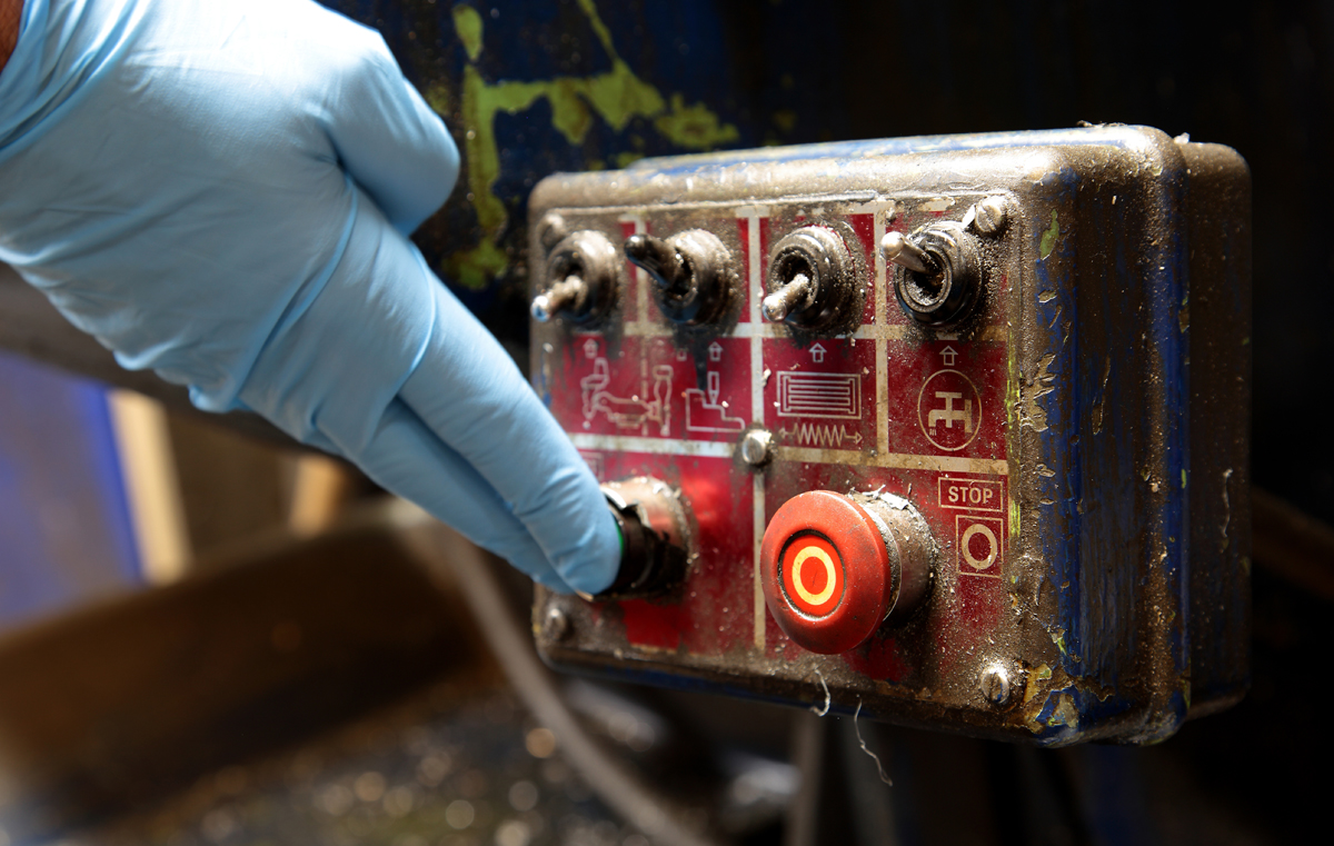 Fulminante Re-Launch-Party lässt Herzen und Seismographen höher schlagen 10 Man pressing button on an industrial machine control panel. (c) AdobeStock