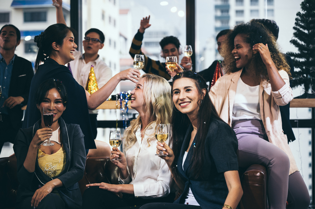 Fulminante Re-Launch-Party lässt Herzen und Seismographen höher schlagen 18 Celebrate success with colleagues. Business celebration party. (c) AdobeStock