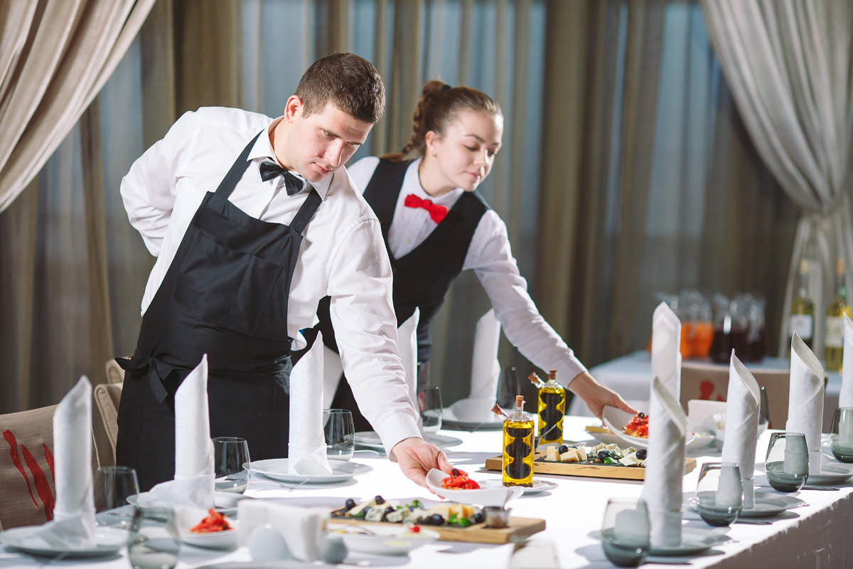 Fulminante Re-Launch-Party lässt Herzen und Seismographen höher schlagen 14 Waiters serving table in the restaurant preparing to receive guests. (c) AdobeStock