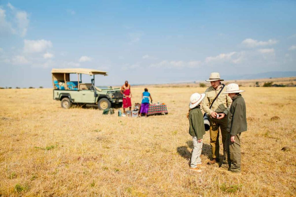 Eine Reisegruppe auf einer Safari. (c) AdobeStock