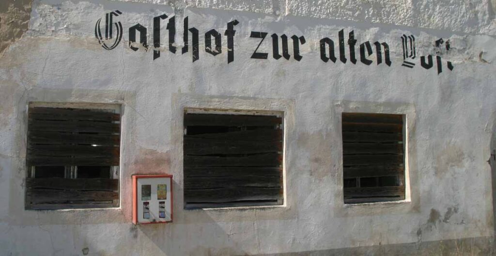 Ein Kaugummiautomat auf der Mauer eines alten Gasthauses. (c) Pixabay.com,