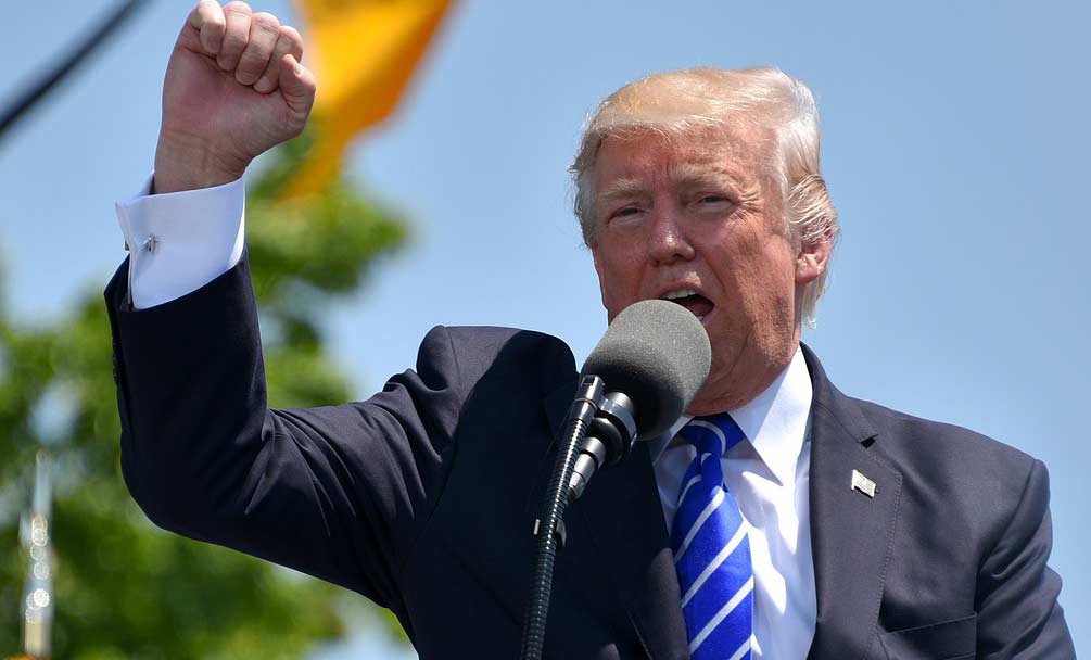 Personal development Seminar: Fluchen für Anfänger I 1 D. Trump bei einer Rede, Stichwort fluchen.
(c) Pixabay.com