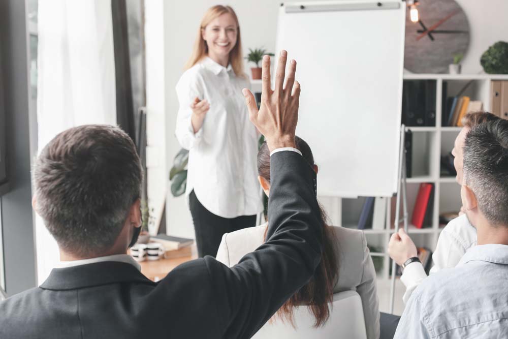 Marketing-Trends 2023ff: »Herr, lass Hirn regnen!« 1 Ein kleine Gruppe bei einem Meeting, Stichwort Marketing-Trends.
(c) AdobeStock