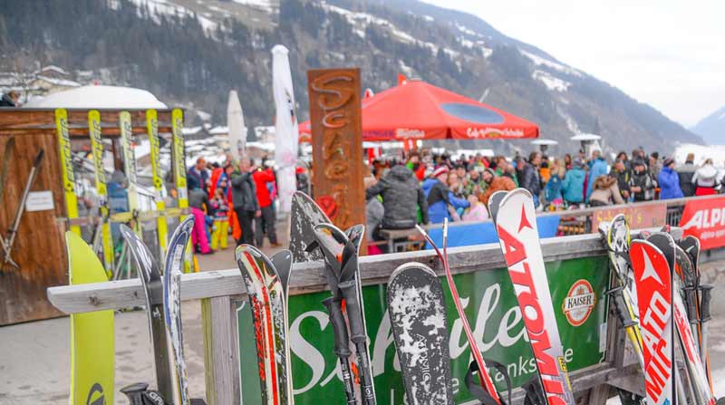 Warum ist der Wintertourismus so wichtig? Genau. Darum. 1 Außenbereich einer Skihütte, Stichwort Wintertourismus.
(c) Pixabay.com