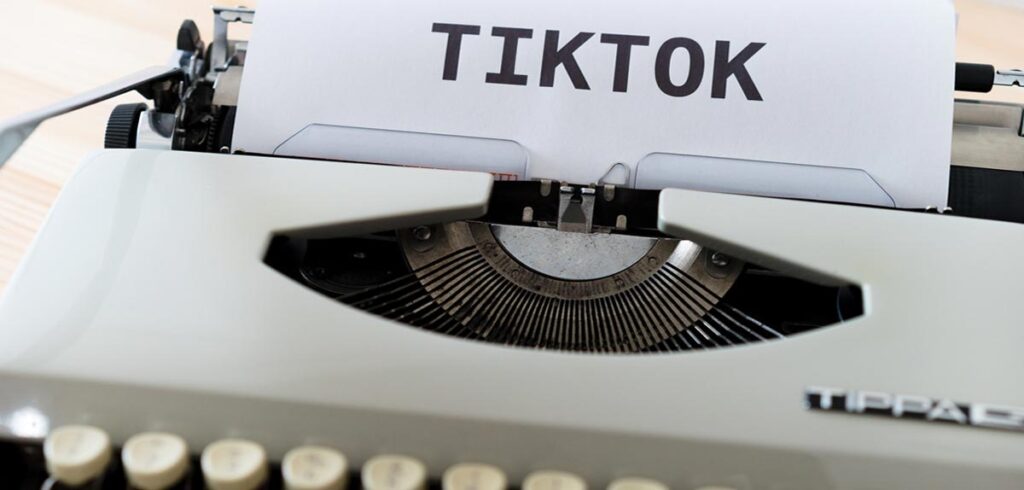 Eine alte Schreibmaschine mit einem Blatt Papier, auf dem TikTok steht. (c) Pixabay.com
