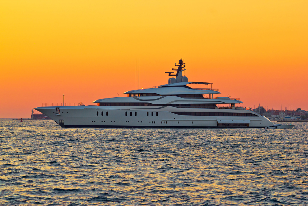 »Bänkko-Methode« – in 8 Schritten unprofitable Unternehmen vergolden 1 Superyacht on yellow sunset side view, Stichwort Bänkko-Methode.
(c) AdobeStock