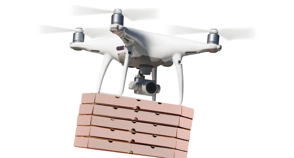 Eine fliegende Drohne mit Pizzakartons. (c) AdobeStock