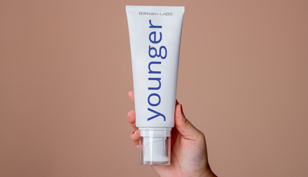 Hautcreme macht 20 Jahre jünger. Teenager in Panik! 1 Die Hand einer Frau, die eine Tube "Younger" hält, Stichwort Hautcreme.
(c) AdobeStock