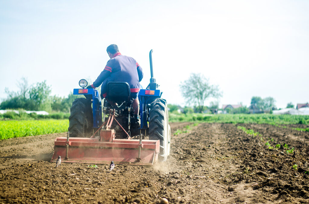 Sensation: Physiknobelpreis für 2024ff bereits vergeben! 1 A farmer on a tractor works the soil of a farm field. Loosening surface, land cultivation. Farming, agriculture. Plowing field. Use of agricultural machinery and to simplify and speed up work. #Physiknobelpreis.
(c) AdobeStock