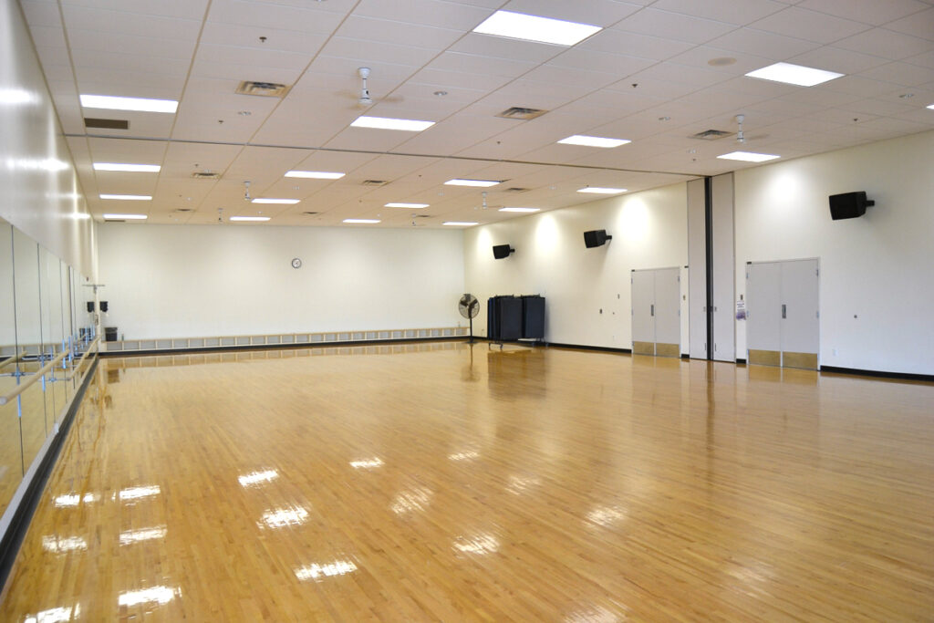 Bürgermeisterin führt verpflichtende Tanzstunde ein, Bürger mit 2 linken Füßen protestieren 1 Ein leeres Tanzstudio, Stichwort Tanzstunde. (c) Pixabay.com