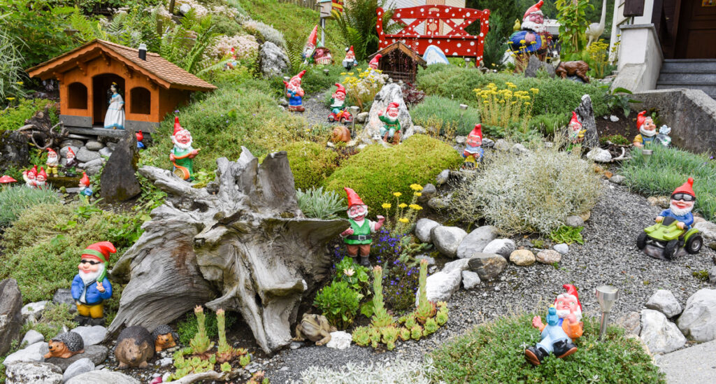»DDS – Drohnen-Defense-Shield« gegen unliebsame Drohnenflüge über Heim & Garten 2 Gartenzwerge.
(c) AdobeStock