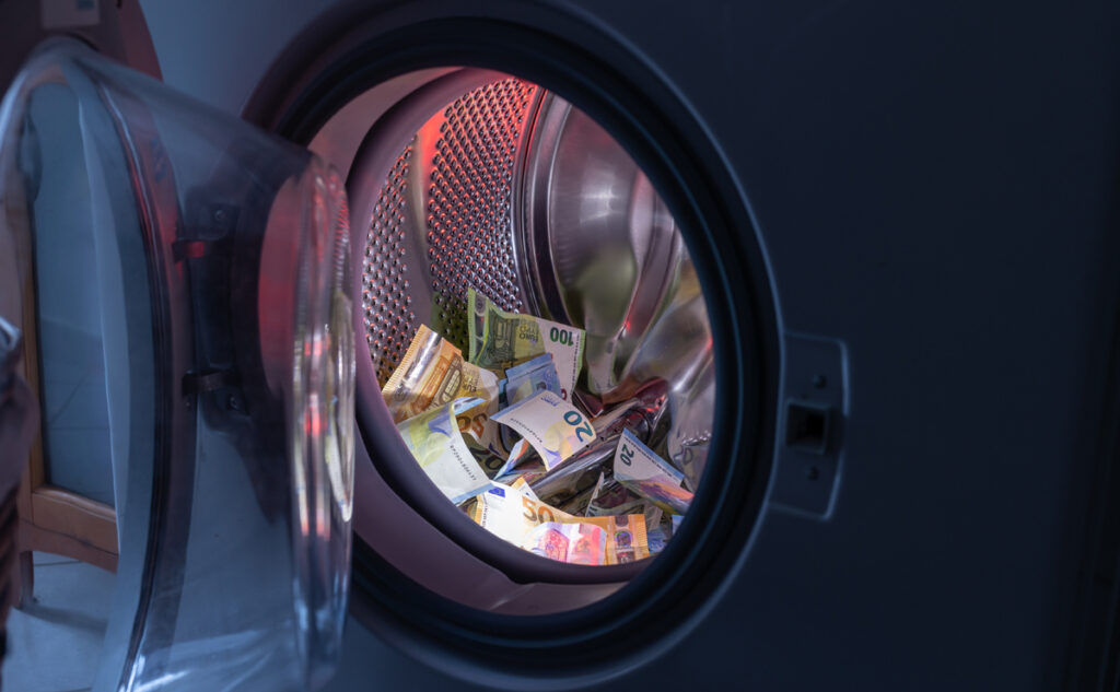 »Aufgedeckt« – Strommafia manipuliert Waschmaschinentimer! 2 Ein Waschmaschine, in der Geldscheine liegen.
(c) AdobeStock