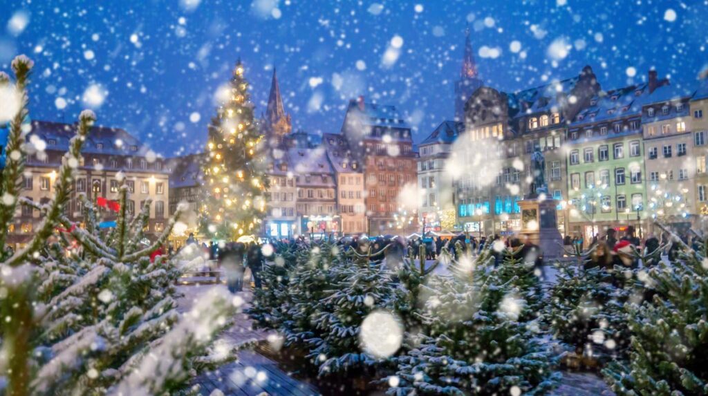 Innovation: Schneekanonen für heimische Weihnachtsmärkte! 1 Schneefall auf einem Weihnachtsmarkt, Stichwort Schneekanonen.
(c) AdobeStock