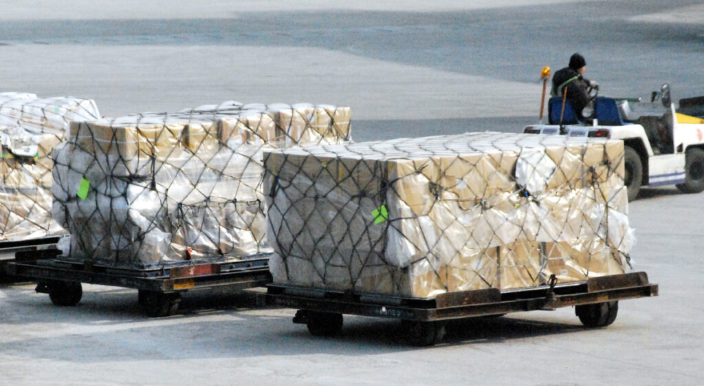 Paketzusteller im Glück "So viele Geschenke wie heuer habe ich mir noch nie genommen!" 1 Pakete, die von einem Mitarbeiter auf einem Flugfeld abtransportiert werden, Stichwort Paketzusteller.
(c) Pixabay.com
