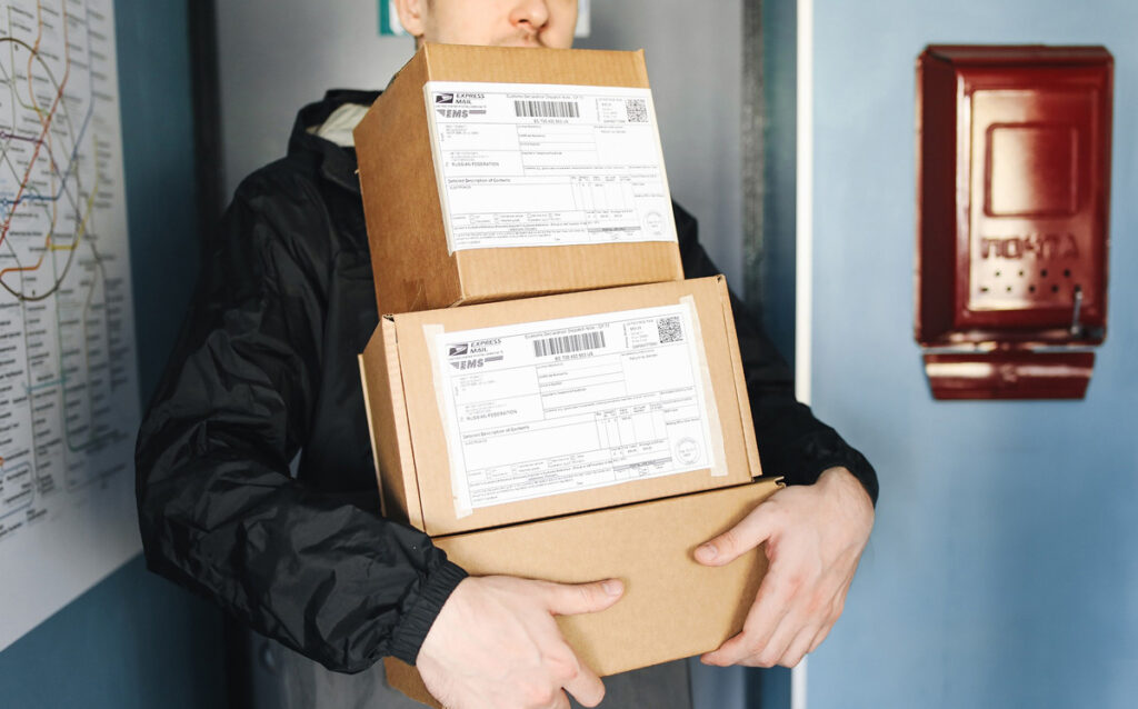 Ein Paketzusteller mit drei Paketen. (c) Pixabay.com