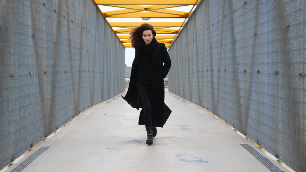 Revolution: Modebranche bringt erstmals aufblasbare Haute Couture heraus! 1 Eine Frau, die über eine Brücke geht, Stichwort Haute Couture.
(c) AdobeStock