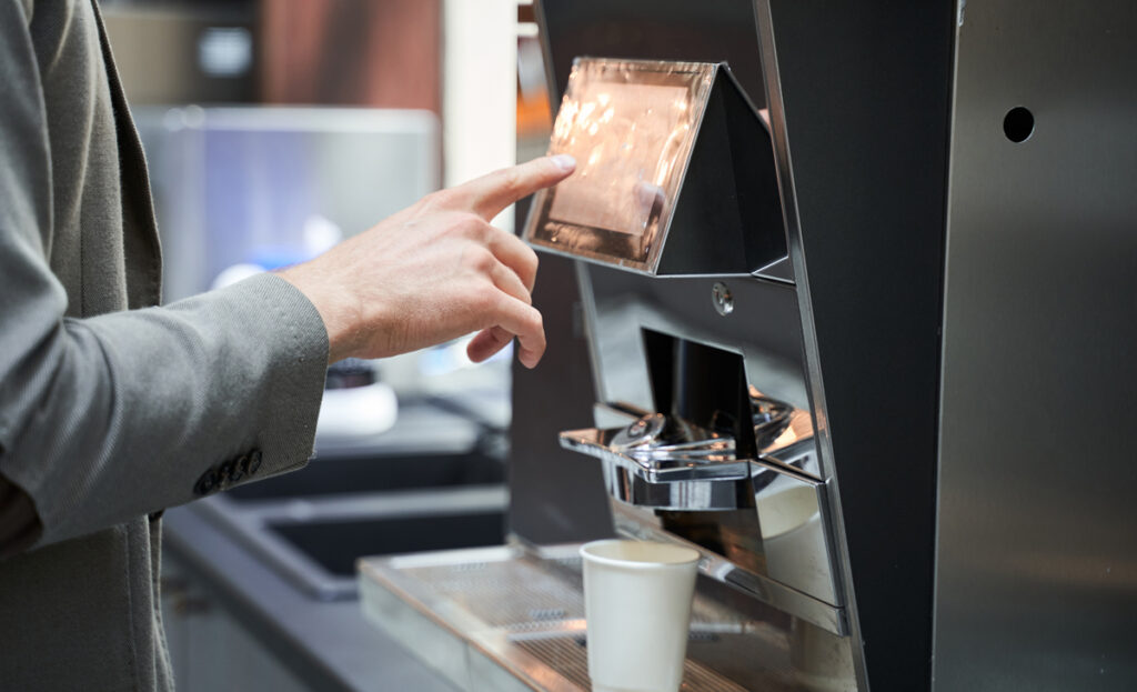 ÖVP will Überstunden komplett von der Steuer befreien. Wer wären die »wahren« Gewinner? 1 Male hand pressing button of machine for coffee while resting in the modern kitchen after long negotiations with business partners, keyword Überstunden.
(c) AdobeStock
