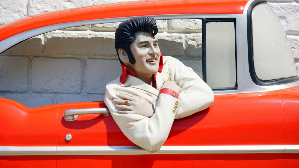 Elvis feiert 90. Geburtstag im Waldviertel. FPÖ empört über »diesen Ausländer« 1 Eine Elvis-Imitation, die aus einem roten Wagen schaut.
(c) Pixabay.com