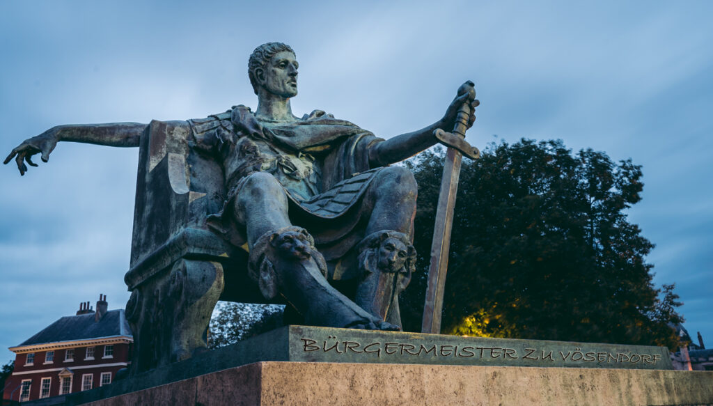 Vösendorf – kreativer Finanzzauber in der Gemeindeverwaltung geht in die nächste Runde 1 The statue of Constantine at York Minster, keyword Vösendorf.
(c) AdobeStock