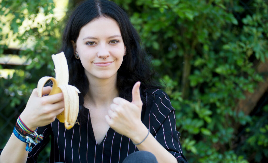 Studie zeigt: Menschen, die keine Bananen mögen, haben höhere Chancen, im Lotto zu gewinnen als einen Partner zu finden 1 Eine Frau mit einer Banane in der einen Hand und mit Daumen hoch mit der anderen.
(c) Pixabay.com