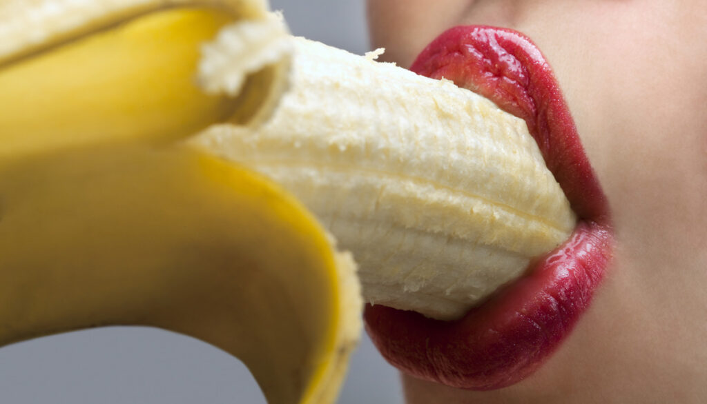 Der Mund einer Frau, die von einer Banane abbeißt. (c) Pixabay.com