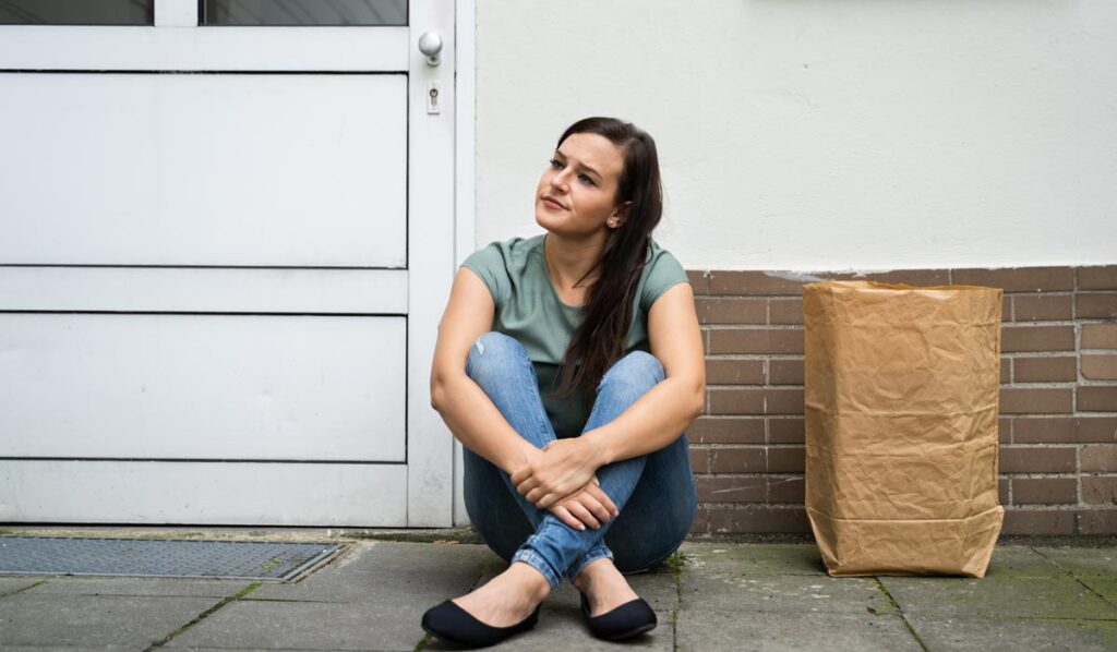 Studie zeigt: Menschen, die ständig vergessen, wo ihre Schlüssel liegen, sind kreativer 1 Eine Frau sitzt vor einer Haustür, weil sie den Schlüssel vergessen hat; neben ihr ein großes Einkaufssackerl.
(c) AdobeStock
