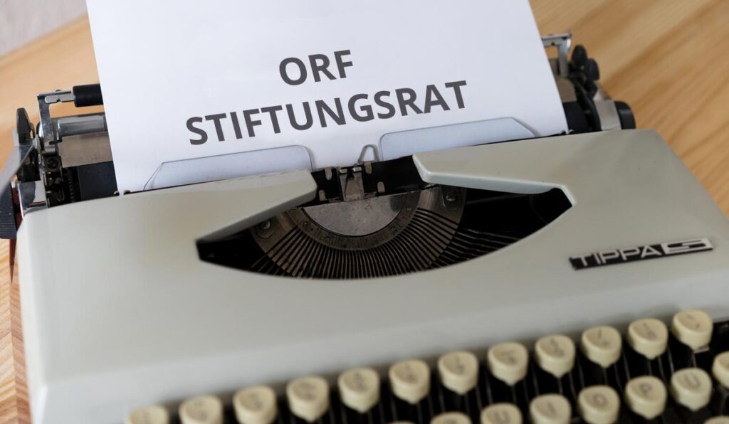 Ein Blatt in einer Schreibmaschine, auf dem "ORF Stiftungsrat" steht. (c) Pixabay.com