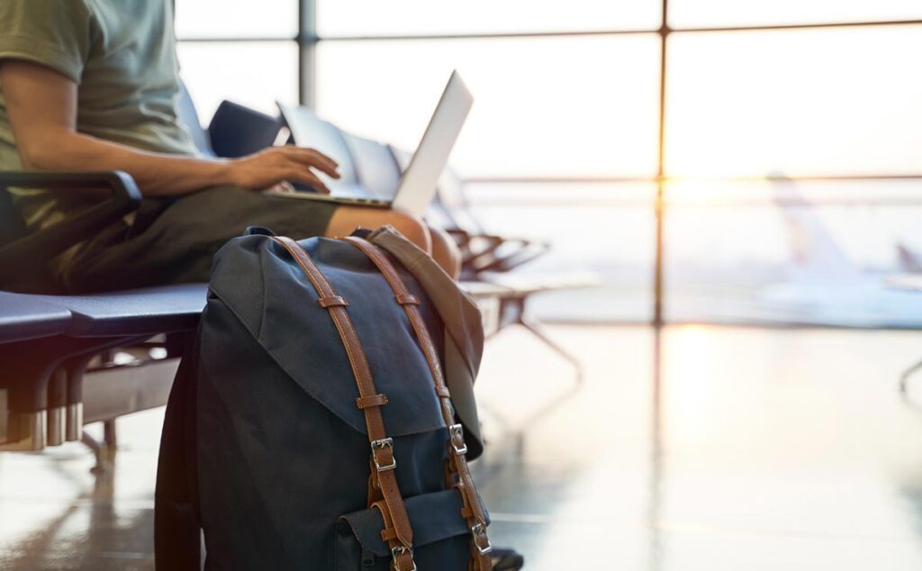 Mietpreiswahnsinn: Student wird Flugzeug-Pendler, weil es billiger ist 1 Ein Mann mit Laptop im Wartebereich eines Flughafens, Stichwort Mietpreise.
(c) AdobeStock