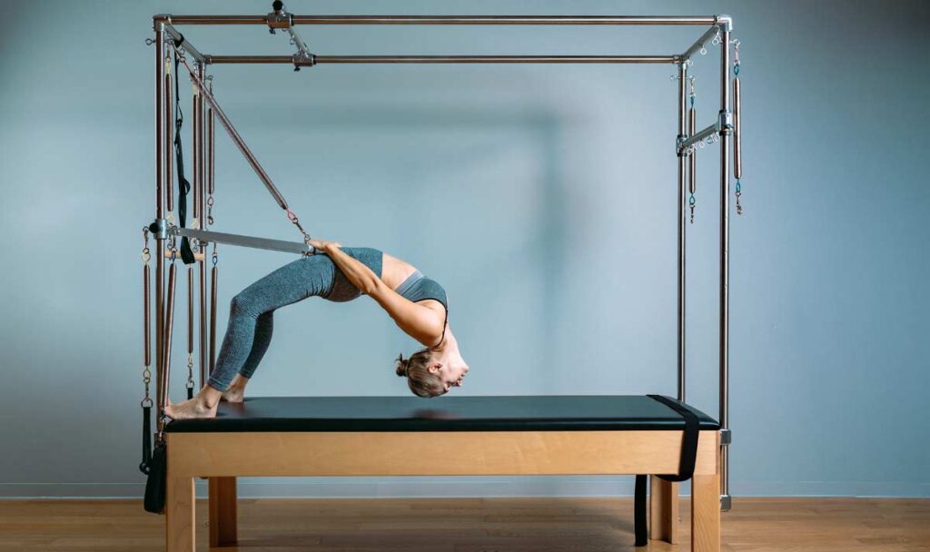 Der neueste Wellness-Trend: Luftyoga für »die« spirituelle Erleuchtung 1 Eine Frau an einem speziellen Pilates-Übungsgerät, Stichwort Luftyoga.
(c) AdobeStock