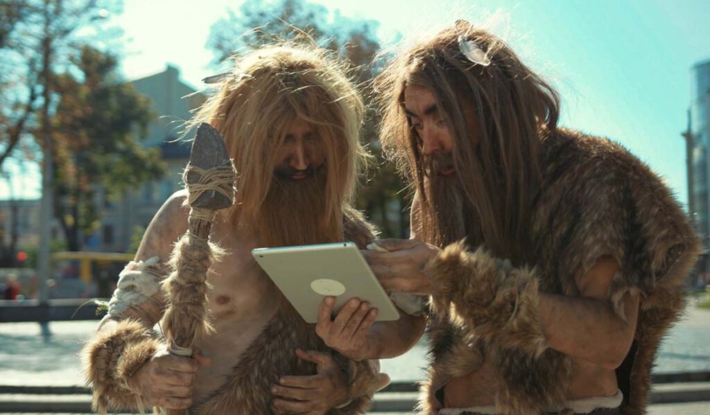 Zwei Neanderthaler mit einem Tablett in der der Hand, Stichwort Affen.
(c) AdobeStock