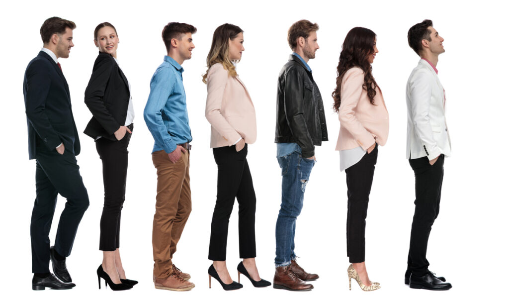 Menschen in einer Reihe/ Warteschlange. (c) AdobeStock