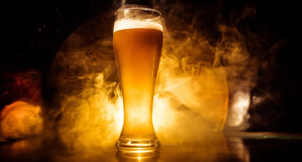 Aufschwung für Bierpreise: Erster Wirt verlangt mehr als 10 Euro. Für ein Seidel. 1 Ein Glas mit Bier von hinten beleuchtet und umgeben von Nebelschwaden, Stichwort Bierpreis.
(c) AdobeStock