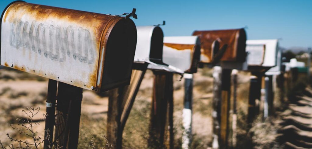 Alte, rostige Briefkästen in einer Reihe. (c) AdobeStock