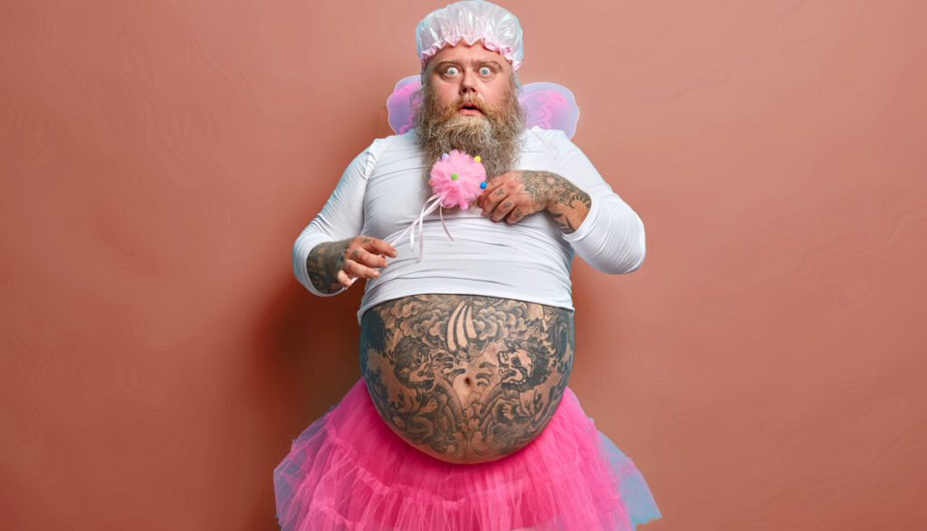 DIE »goldene« Social-Media-Regel Nr. 1: Halte deine Mutter von Facebook fern 1 Ein Mann mit Vollbart und zahlreichen Tattoos in rosa-weißem Babygewand, Stichwort Social-Media-Regel.
(c) AdobeStock