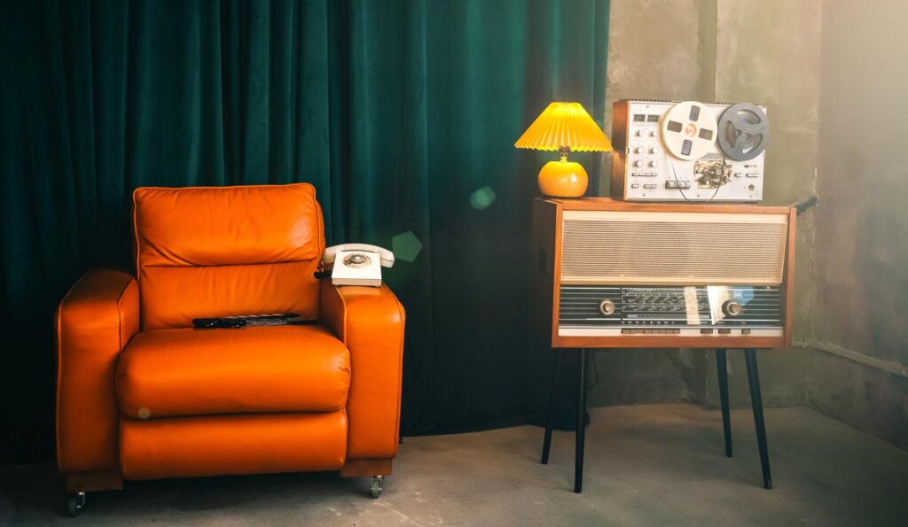 +++Exklusiv+++ Geheimes Gesprächsprotokoll zum »Marketing-Gag Patientenmilliarde« 1 Ein Retro-Zimmer mit Ledersessel, Telefon, altem Radio und Aufnahmegerät, Stichwort Patientenmilliarde.
(c) AdobeStock
