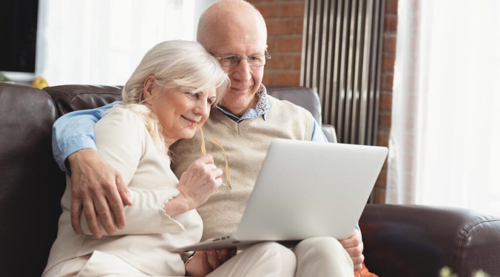 Plakolm revolutioniert das Internet für die ältere Generation – sie übersetzt es! 1 Ein älteres Paar auf einer Couch mit einem Laptop, Sichwort Plakolm.
(c) AdobeStock