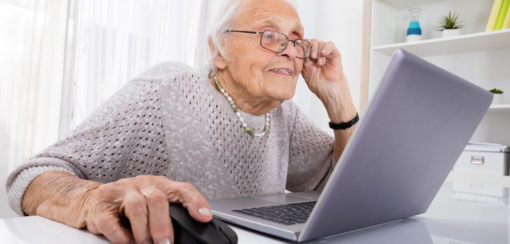 Plakolm revolutioniert das Internet für die ältere Generation – sie übersetzt es! Eine ältere Frau mit Brille vor einem Laptop. (c) AdobeStock