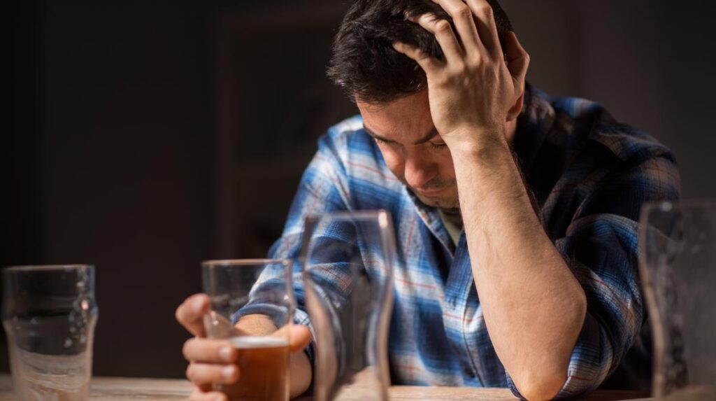 Verhütung mit Alkohol – betrunkene Spermien finden Weg zur Gebärmutter nicht 1 Ein betrunkener Mann mit einer Hand an einem fast leeren Glas Bier und mit der anderen seinen Kopf am Tisch abstützend, Stichwort Spermien.
(c) AdobeStock