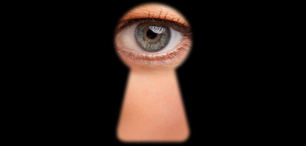 Ein Auge, das durch ein Schlüsselloch schaut. (c) AdobeStock