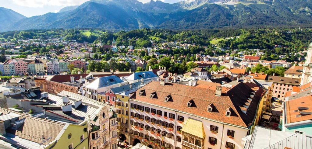 Innsbruck mit dem Goldenen Dachl aus der Luft. (c) AdobeStock