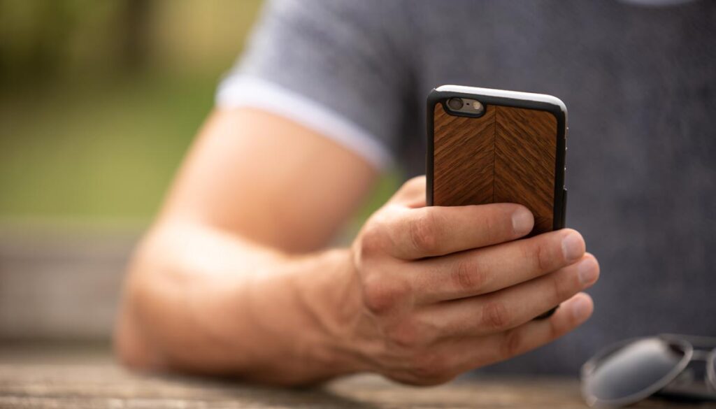 WhatsApp-Debakel: Mann wartet 8 Jahre auf eine Nachricht von seiner Geliebten 1 Die Hand eines Mannes mit einem Smartphone, Stichwort WhatsApp.
(c) AdobeStock