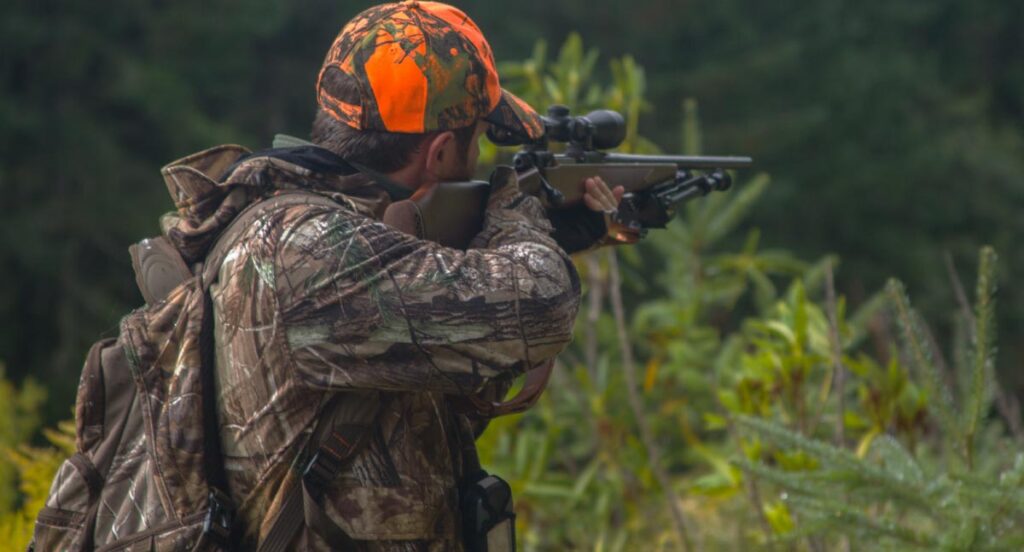 Rasenmähen nach 19 Uhr: Ja oder nein, Stichwort Nachbarschaftsharmonie 1 Ein Jäger mit seinem Gewehr im Anschlag, Stichwort Rasenmähen.
(c) AdobeStock