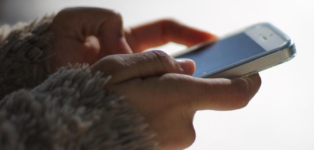 Die Hände einer Frau, die auf einem iPhone tippt. (c) Piaxabay.com