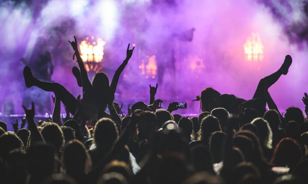 9 Fehler, die man beim Kastelruther Spatzen Konzert vermeiden sollte 1 Konzertbesucher, Stichwort Kastelruther Spatzen.
(c) AdobeStock