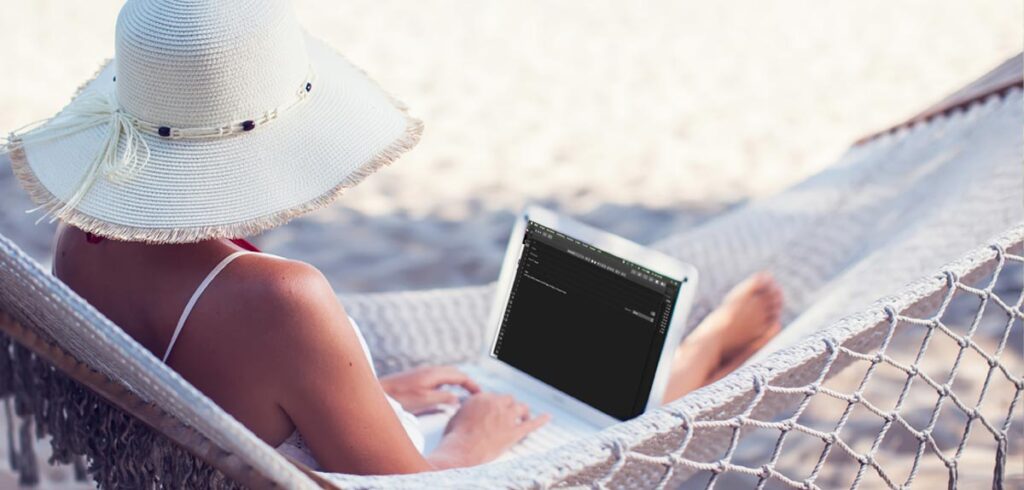 Frau mit Laptop in einer Hängematte. (c) AdobeStock