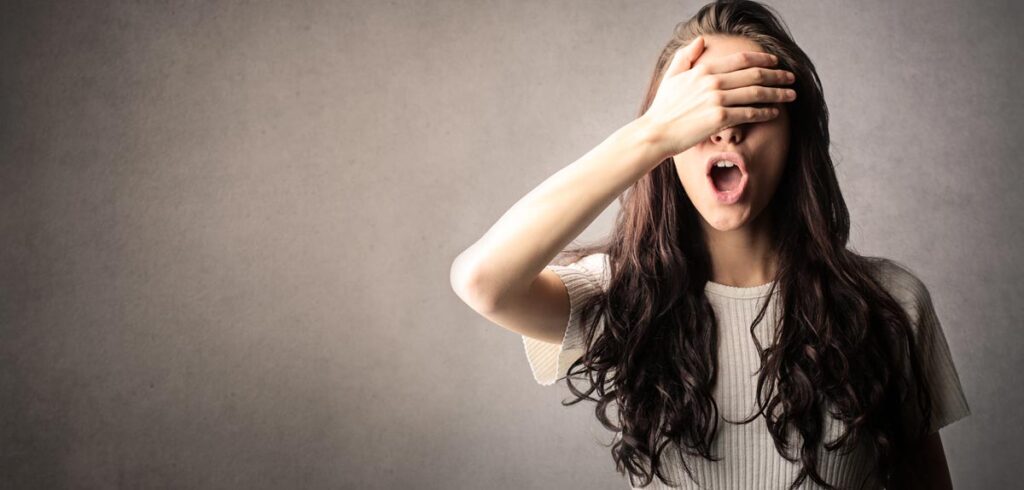 8 Fehler, die man beim Fehlermachen vermeiden sollte Eine Frau, die sich die Hand vor die Augen schlägt. (c) AdobeStock
