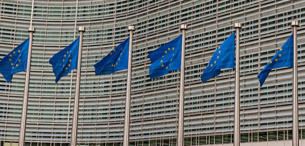 EU-Gebäude mit Fahnen davor. (c) AdobeStock