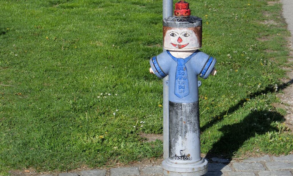 ÖVP schickt Brunner nach Brüssel, weil der Hydrant ums Eck keine Zeit hatte 1 Hydrant als Männchen bemalt, Stichwort Brunner.
(c) Pixabay.com