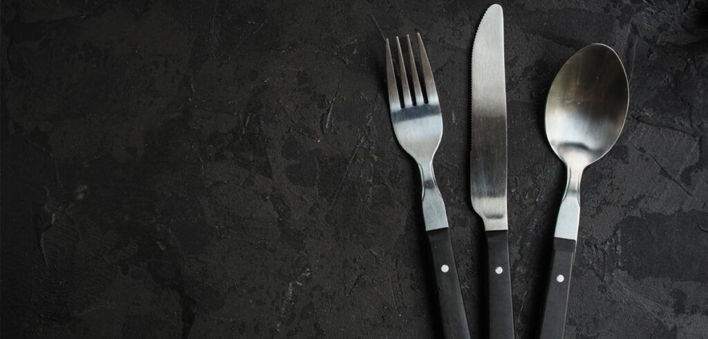 Besteck: Gabel, Messer und Löffel. (c) AdobeStock