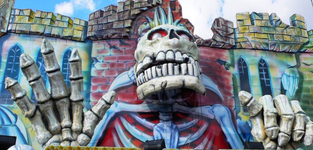 Außenansicht einer Geisterbahn. (c) Pixabay.com